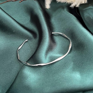 Bracelet jonc fin et élégant en argent sterling - Entièrement réglable avec un sac cadeau | Bijoux pour femmes - Boîte personnalisée avec nom