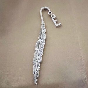 Marcapáginas creativo único de plata con letras personalizadas y hojas de plumas hechas a mano con bolsa de regalo