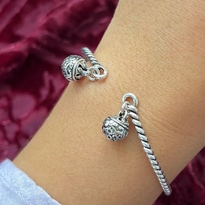 Élégant bracelet jonc boule en argent sterling avec grelot - Entièrement réglable avec un sac cadeau | Bijoux pour femmes | Boîte personnalisée avec nom