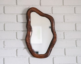 Specchio in legno traballante