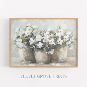 Puede incluir: Una pintura de flores blancas en tres macetas de cerámica sobre un fondo gris claro.