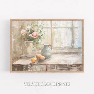 Puede incluir: Una pintura de un bodegón con un ramo de rosas rosas en una jarra blanca, una jarra azul y tres melocotones sobre una mesa de madera frente a una ventana.