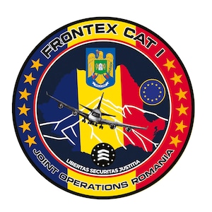 Peut inclure: Écusson circulaire avec le texte "FRONTEX CAT I" et "JOINT OPERATIONS ROMANIA". Le design comprend une carte de la Roumanie en rouge, jaune et bleu, un avion et le drapeau de l'UE. L'écusson est sur fond blanc.