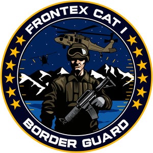 Può includere: Un emblema circolare blu e giallo con il testo "FRONTEX CAT I BORDER GUARD" attorno al bordo. Un soldato con un fucile si trova di fronte a una catena montuosa con un elicottero che vola sopra. Lo sfondo è un cielo blu scuro con stelle.