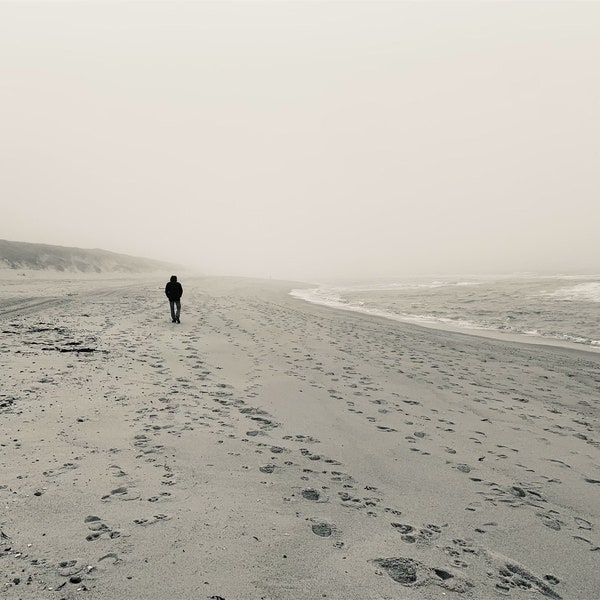 Fotografie auf Leinwand:Spaziergang im Nebel/ Sylt. Aufhängung anbei. Kostenfreier Versand. Weitere Größen auf Anfrage möglich.