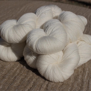 Koronka SW Merino Wełna Morwowa Jedwab Mieszanka (75/25%) - 2 Ply - Przędza z włókien naturalnych