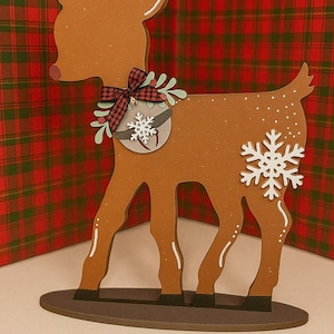 Reno de madera hecho a mano, decoración navideña rústica para estante, adorno de reno navideño, decoración invernal de granja, adorno de lazo a cuadros de búfalo
