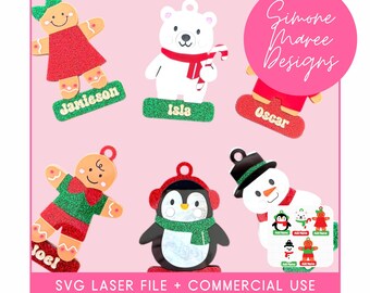 Puede incluir: Una colección de adornos navideños con formas variadas, como un hombre de jengibre, un oso polar, un pingüino y un muñeco de nieve. Cada adorno tiene una etiqueta con un nombre. Los adornos son rojos, verdes, negros y blancos con detalles brillantes. El texto "SVG LASER FILE + COMMERCIAL USE" está en la parte inferior.