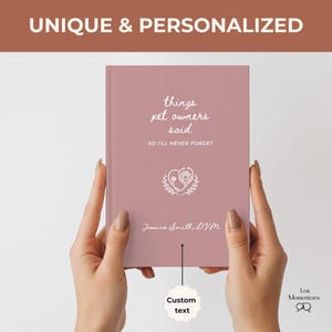 Puede incluir: Un cuaderno de color rosa polvoriento con el texto "things pet owners said, so I'll never forget". El cuaderno presenta un gr&aacute;fico blanco de un estetoscopio y una huella de pata. El texto "Jessica Smith, DVM" est&aacute; debajo. Las palabras "Unique & Personalized" est&aacute;n en la parte superior.