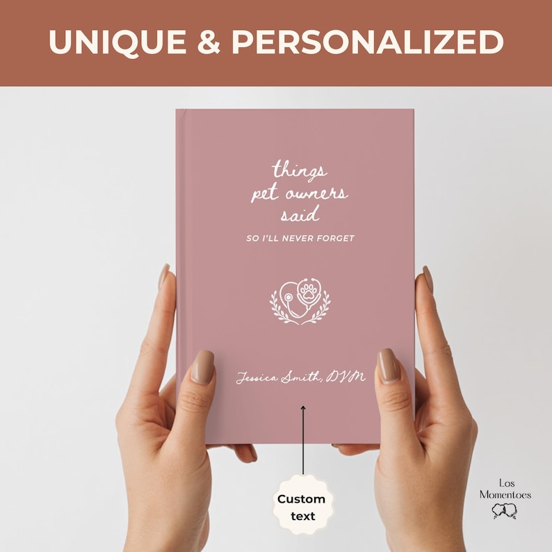 Puede incluir: Un cuaderno de color rosa polvoriento con el texto "things pet owners said, so I'll never forget". El cuaderno presenta un gr&aacute;fico blanco de un estetoscopio y una huella de pata. El texto "Jessica Smith, DVM" est&aacute; debajo. Las palabras "Unique & Personalized" est&aacute;n en la parte superior.