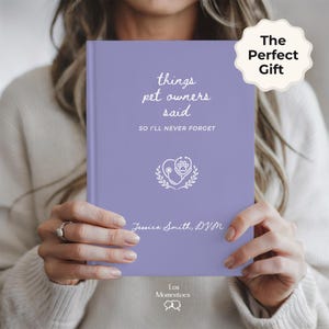 Puede incluir: Un diario lavanda titulado "things pet owners said SO I'LL NEVER FORGET." La portada presenta un dise&ntilde;o blanco en forma de coraz&oacute;n con un estetoscopio y una huella de pata, y el texto "Jessica Smith, DVM." Una pegatina dice "The Perfect Gift."