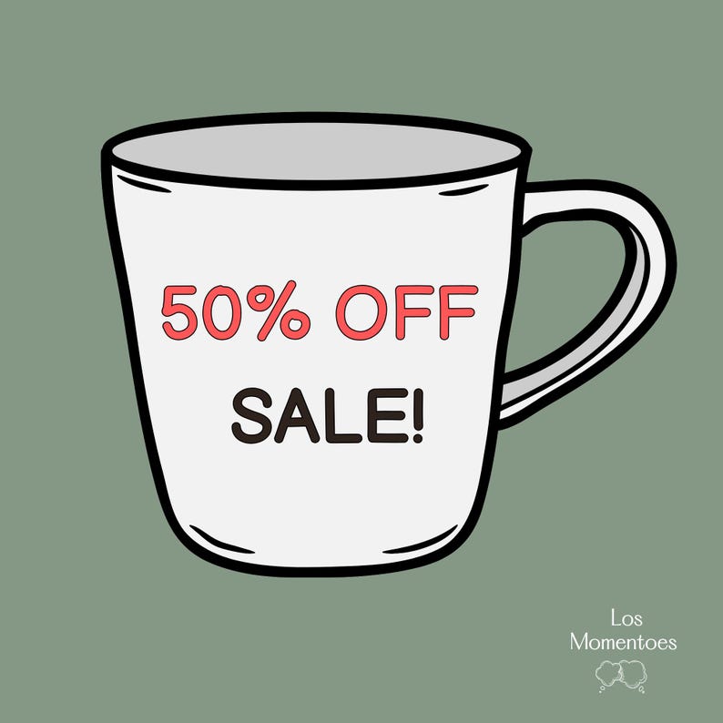 Puede incluir: Taza de cer&aacute;mica blanca con contorno negro y asa. La taza tiene el texto "50% OFF SALE!" impreso en rojo y negro.