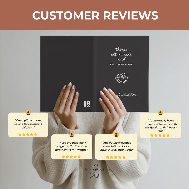 Puede incluir: Una tarjeta de felicitaci&oacute;n gris oscuro con el texto "things pet owners said, so I'll never forget" y un emblema con tem&aacute;tica de mascotas. La tarjeta est&aacute; sostenida por una persona, con rese&ntilde;as de clientes que se muestran debajo.
