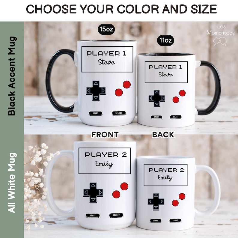 K&ouml;nnte beinhalten: Wei&szlig;e Keramikbecher mit einem Videospiel-Controller-Design. Eine Tasse hat einen schwarzen Henkel und Innenraum, die andere einen wei&szlig;en Henkel. Die Tassen sind mit "Player 1 Steve" und "Player 2 Emily" beschriftet. Der Text "W&auml;hlen Sie Ihre Farbe und Gr&ouml;&szlig;e" steht oben.