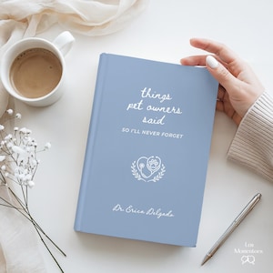 Puede incluir: Un diario azul claro con el texto "things pet owners said" y "SO I'LL NEVER FORGET". El diario tiene un gr&aacute;fico blanco de un estetoscopio y una huella de pata. El nombre del autor, Dr. Erica Delgado, est&aacute; impreso en la parte inferior.
