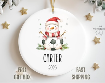 Adorno de muñeco de nieve de fútbol personalizado 2025. Recuerdo navideño personalizado para jugadores, niños o entrenadores de fútbol.