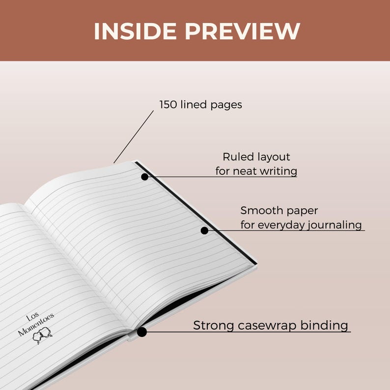 Op de afbeelding: Open notitieboek met gelinieerde pagina's, met de tekst "Los Momentoes". Het notitieboek heeft 150 pagina's, een gelijnde lay-out voor netjes schrijven en glad papier voor dagelijks journalen. Het heeft een sterke casewrap binding.