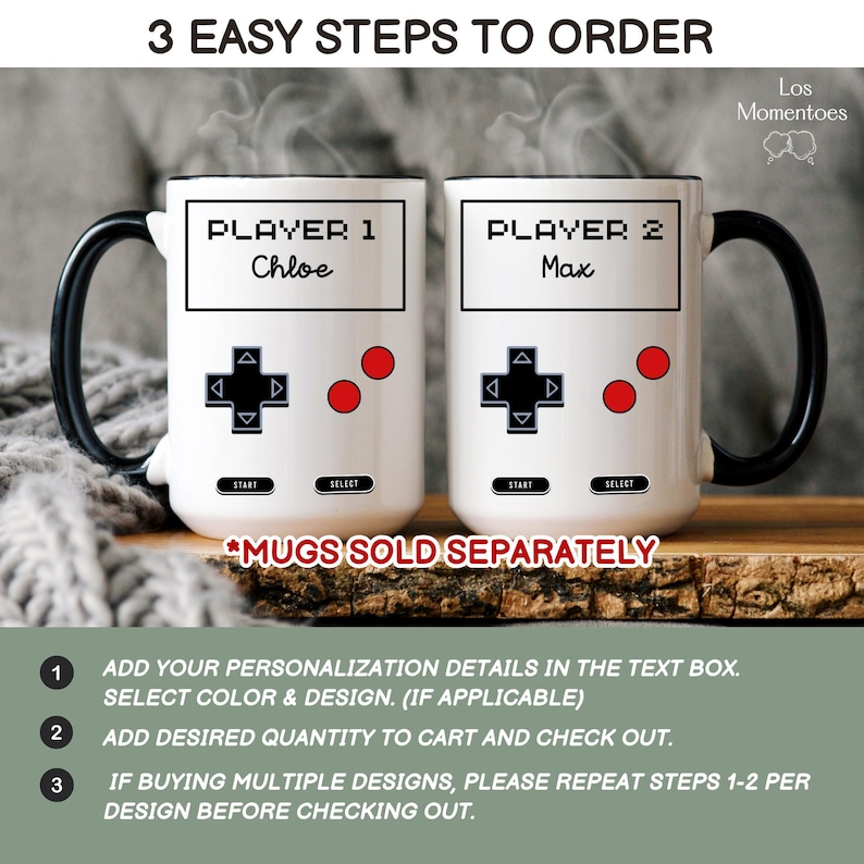 K&ouml;nnte beinhalten: Zwei wei&szlig;e Keramikbecher mit schwarzen Griffen, mit einem Videospiel-Controller-Design. Jeder Becher hat einen Spielernamen, Chloe und Max, und den Text "MUGS SOLD SEPARATELY". Die Becher stehen auf einer Holzoberfl&auml;che.
