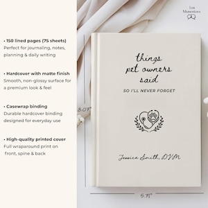 Puede incluir: Un diario de tapa dura color crema, de 20,5 cm x 14,5 cm, con el texto "things pet owners said" y un dise&ntilde;o de estetoscopio con huella de pata. Cuenta con 150 p&aacute;ginas rayadas y un acabado mate.