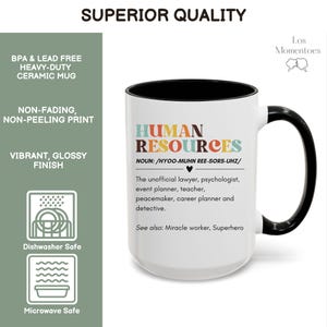 Puede incluir: Taza de cer&aacute;mica blanca con borde y asa negros. La taza tiene un dise&ntilde;o colorido que dice "Recursos humanos" con una definici&oacute;n y el texto "Ver tambi&eacute;n: Trabajador milagroso, Superh&eacute;roe".