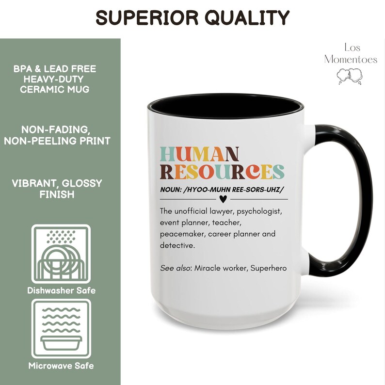 Puede incluir: Taza de cer&aacute;mica blanca con borde y asa negros. La taza tiene un dise&ntilde;o colorido que dice "Recursos humanos" con una definici&oacute;n y el texto "Ver tambi&eacute;n: Trabajador milagroso, Superh&eacute;roe".