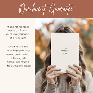 Op de afbeelding: Een persoon houdt een cr&egrave;mekleurig boek vast met de tekst "Los Momentoes" en een logo. De afbeelding bevat ook de tekst "Our love it Guarantee" en andere tekst over een restitutiebeleid.