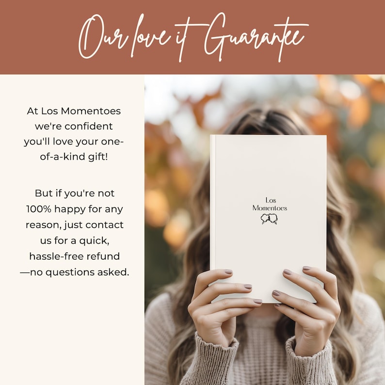 Op de afbeelding: Een persoon houdt een cr&egrave;mekleurig boek vast met de tekst "Los Momentoes" en een logo. De afbeelding bevat ook de tekst "Our love it Guarantee" en andere tekst over een restitutiebeleid.