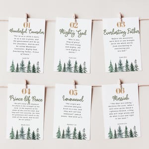 Puede incluir: Seis tarjetas blancas con texto dorado e ilustraciones de árboles de hoja perenne en acuarela están sujetas a una cuerda. Las tarjetas muestran citas inspiradoras y versículos bíblicos. Las tarjetas están numeradas del 01 al 06.