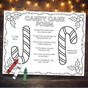 Könnte beinhalten: Schwarz-Weiß-Druck des "Candy Cane Poem" mit Zuckerstangen-Illustrationen und Text. Das Gedicht enthält die Sätze "J ist für Jesus" und "Jesus ist mein Hirte". Rote, weiße und grüne Buntstifte befinden sich in der unteren linken Ecke.