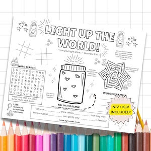 Op de afbeelding: Zwart-wit activiteitenvellen met de tekst "LIGHT UP THE WORLD!" met een woordzoeker, invuloefening en woordpuzzel. Bevat een pot met gloeiende bollen en een doolhof. Kleurpotloden staan onderaan.