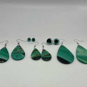 Handgemachte Acryl Ohrringe - Grün & Schwarz mit Gold Streifen, Leichte Ohrringe, Statement Schmuck, Trendy Geschenk für Sie, Einzigartige Set