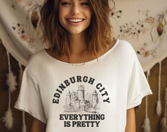 Maglietta Edinburgh City Everything Is Pretty unisex, maglietta Edimburgo City, souvenir e regali di Edimburgo, maglietta Edimburgo Scozia