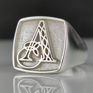Anillo de plata con letra personalizada, anillo con sello de monograma gótico, anillo hecho a mano, anillo con inicial personalizado, regalo único para él, sello inicial para