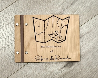 Livre d'or d'aventure en bois personnalisé : album de voyage gravé