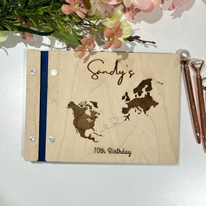 彫刻された木製の誕生日ゲストブック：パーソナライズされた冒険アルバム