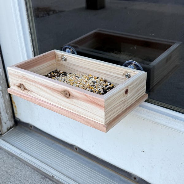 Comedero para pájaros o ardillas para ventana hecho a mano con acabado quemado. ¡Opción impermeable y sellada!
