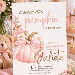 Puede incluir: Una tarjeta de invitación rectangular para baby shower con una calabaza rosa, un lazo de cuadros, flores y el texto: a sweet little pumpkin is on the way! JOIN US FOR A BABY SHOWER Honoring Julieta 15 November 1901 E. Osborn Rd. Phoenix, Arizona AT 4:00 PM RSVP TO AMANDA: (602) 1234-5678.