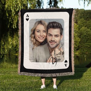 Coperta tessuta con carta da gioco con foto di coppia personalizzata, carta da gioco Lucky You, arazzo da parete tessuto personalizzato, coperta per anniversario San Valentino