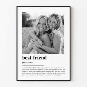 Puede incluir: Una l&aacute;mina de arte enmarcada en blanco y negro con una fotograf&iacute;a de dos personas sonrientes abrazadas. Debajo de la imagen, el texto dice best friend, [Kiara] noun, seguido de un p&aacute;rrafo que define el t&eacute;rmino best friend.