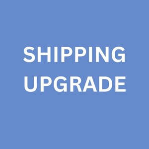 Puede incluir: Un fondo cuadrado de color azul bígaro sólido que presenta el texto blanco en mayúsculas y sin remates "SHIPPING UPGRADE" centrado en el medio de la imagen. El texto está dispuesto en dos líneas con "SHIPPING" arriba y "UPGRADE" debajo.