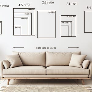 Puede incluir: Un sof&aacute; beige de 215,9 cm de largo con un conjunto de marcos rectangulares de contorno negro encima, etiquetados con varias relaciones de aspecto y dimensiones en cm, incluyendo 27,9x35,6, 20,3x25,4, 50,8x63,5, 61x76,2, 50,8x76,2, 42x59,4, 29,7x42 y 45,7x61.