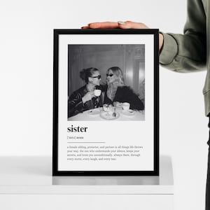 Pu&ograve; includere: Stampa incorniciata in bianco e nero con una fotografia di due donne. La parola "sister" e la sua definizione sono stampate sotto. Le donne sono sedute a un tavolo, tenendo delle tazze.