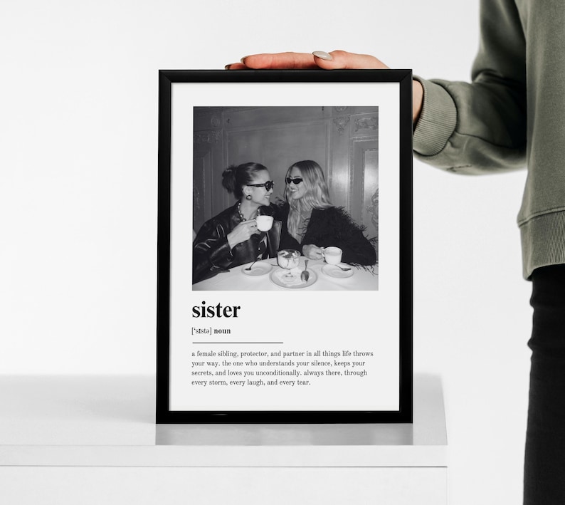 Pu&ograve; includere: Stampa incorniciata in bianco e nero con una fotografia di due donne. La parola "sister" e la sua definizione sono stampate sotto. Le donne sono sedute a un tavolo, tenendo delle tazze.