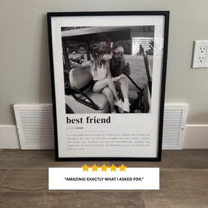 Puede incluir: Una impresi&oacute;n enmarcada en blanco y negro con una fotograf&iacute;a de dos personas sentadas en un carrito de golf. Debajo de la imagen, el texto dice best friend, seguido de la definici&oacute;n del sustantivo y un p&aacute;rrafo sobre la amistad.