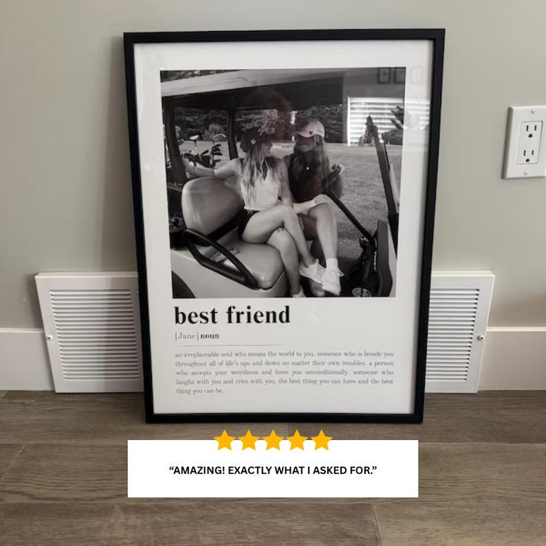 Puede incluir: Una impresi&oacute;n enmarcada en blanco y negro con una fotograf&iacute;a de dos personas sentadas en un carrito de golf. Debajo de la imagen, el texto dice best friend, seguido de la definici&oacute;n del sustantivo y un p&aacute;rrafo sobre la amistad.