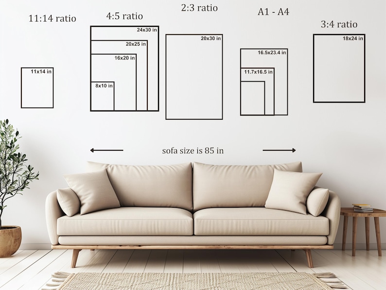 Pu&ograve; includere: Immagine che mostra varie dimensioni di stampa in pollici, tra cui 11x14, 24x30 e 20x30, con proporzioni come 11:14, 4:5, 2:3, A1-A4 e 3:4. Sotto le stampe c'&egrave; un divano beige, con la scritta "sofa size is 85 in" (216 cm).