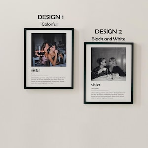 Pu&ograve; includere: Due stampe incorniciate, una a colori e una in bianco e nero, ciascuna con una foto di due donne e la parola "sorella" con una definizione. La stampa a colori mostra donne a tavola con bevande.