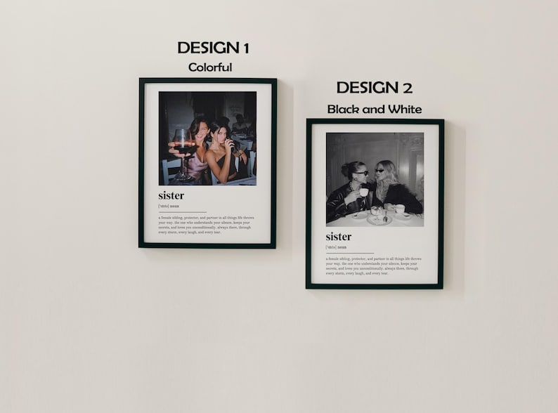Pu&ograve; includere: Due stampe incorniciate, una a colori e una in bianco e nero, ciascuna con una foto di due donne e la parola "sorella" con una definizione. La stampa a colori mostra donne a tavola con bevande.