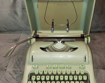 VINTAGE 1950s HERMES 3000 COLLECTIBLE Portable Manual Typewriter With Metal Carry Case Mint Condition Works Perfectly