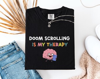 Koszulka „Doom Scrolling Is My Therapy”, koszulka dla miłośników mediów społecznościowych, koszulka z zabawną grafiką mózgu, sarkastyczny prezent, koszulka dla miłośników telefonów uzależnionych od telefonu